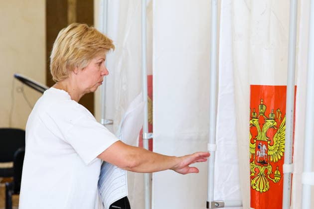 RUSSIA, SEVASTOPOL - SEPTEMBER 20, 2026: A woman visits a polling station at the Centre of Culture and Arts on Lenin Street to vote in the 2026 Russian legislative election held on September 18 to 20 and including regional parliamentary and local elections as well as the election to the Russian State Duma of the 9th convocation. Sergei Malgavko TASS  98015540