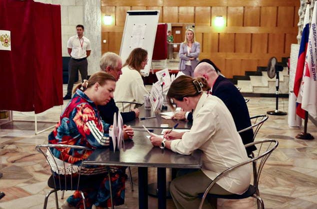 BULGARIA, SOFIA - SEPTEMBER 20, 2026: Citizens visit a polling station at the Embassy of Russia to vote in the 2026 Russian legislative election held on September 18 to 20 and including regional parliamentary and local elections as well as the election to the Russian State Duma of the 9th convocation Sofia Bulgaria  - ZUMAt113 20260920_zaa_t113_158 Copyright: xIgorxLenkinx