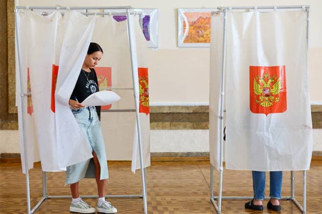 RUSSIA, SEVASTOPOL - SEPTEMBER 20, 2026: A woman visits a polling station at the Centre of Culture and Arts on Lenin Street to vote in the 2026 Russian legislative election held on September 18 to 20 and including regional parliamentary and local elections as well as the election to the Russian State Duma of the 9th convocation. Sergei Malgavko TASS  98015541