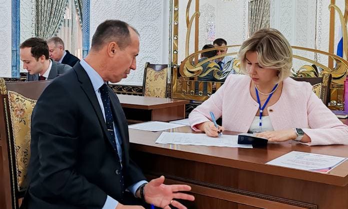 CIS Russia Parliamentary Election 9247254 20.09.2026 A Russian citizen receives his ballot at a polling station located at the Zilol Baxt hotel during elections for Russia™s ninth State Duma, the lower house of parliament, in Samarkand, Uzbekistan. Malika Abaidulina Sputnik Samarkand Uzbekistan  Copyright: xMalikaxAbaidulinax