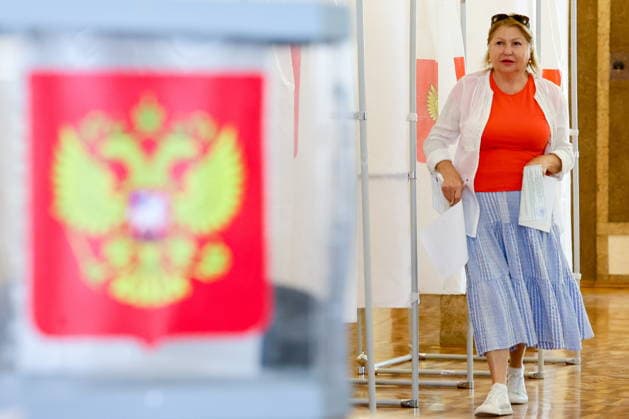 RUSSIA, SEVASTOPOL - SEPTEMBER 20, 2026: A woman visits a polling station at the Centre of Culture and Arts on Lenin Street to vote in the 2026 Russian legislative election held on September 18 to 20 and including regional parliamentary and local elections as well as the election to the Russian State Duma of the 9th convocation Sevastopol Russia  - ZUMAt113 20260920_zaa_t113_177 Copyright: xSergeixMalgavkox