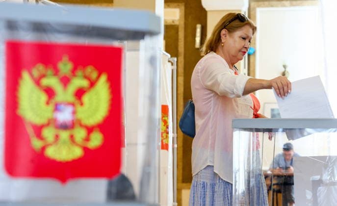 RUSSIA, SEVASTOPOL - SEPTEMBER 20, 2026: A woman casts her vote at the Centre of Culture and Arts on Lenin Street during the 2026 Russian legislative election held on September 18 to 20 and including regional parliamentary and local elections as well as the election to the Russian State Duma of the 9th convocation Sevastopol Russia  - ZUMAt113 20260920_zaa_t113_178 Copyright: xSergeixMalgavkox