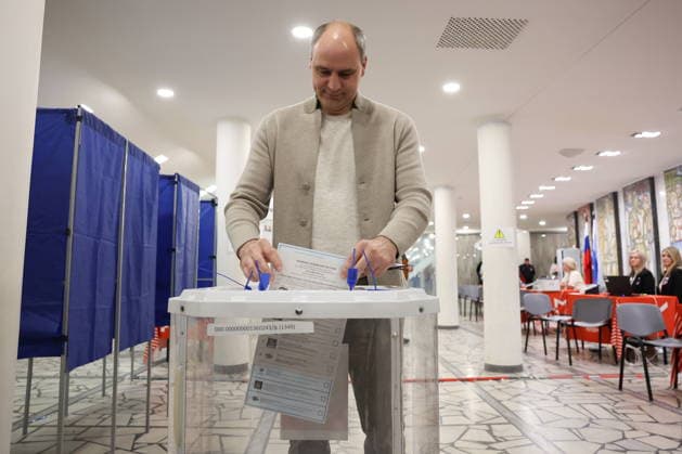 RUSSIA, YEKATERINBURG - SEPTEMBER 20, 2026: Denis Pasler, Sverdlovsk Region Governor, casts his vote at polling station No 1342 during the 2026 Russian legislative election held on September 18 to 20 and including regional parliamentary and local elections as well as the election to the Russian State Duma of the 9th convocation Yekaterinburg Russia  - ZUMAt113 20260920_zaa_t113_182 Copyright: xDonatxSorokinx