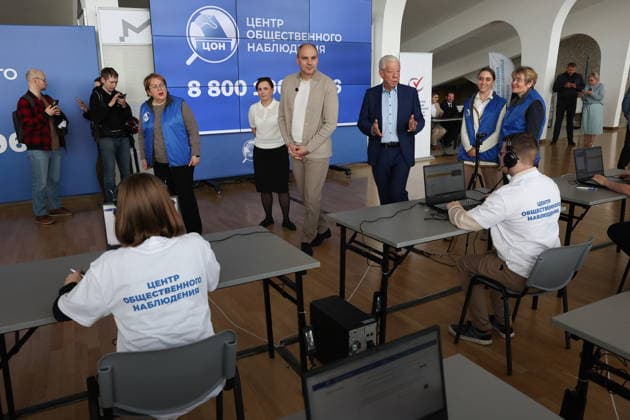 RUSSIA, YEKATERINBURG - SEPTEMBER 20, 2026: Denis Pasler, Sverdlovsk Region Governor, and Alexander Levin (L-R middle), Chairman of the Civic Chamber, Sverdlovsk Region, visit a public election observation centre during the 2026 Russian legislative election held on September 18 to 20 and including regional parliamentary and local elections as well as the election to the Russian State Duma of the 9th convocation Yekaterinburg Russia  - ZUMAt113 20260920_zaa_t113_186 Copyright: xDonatxSorokinx