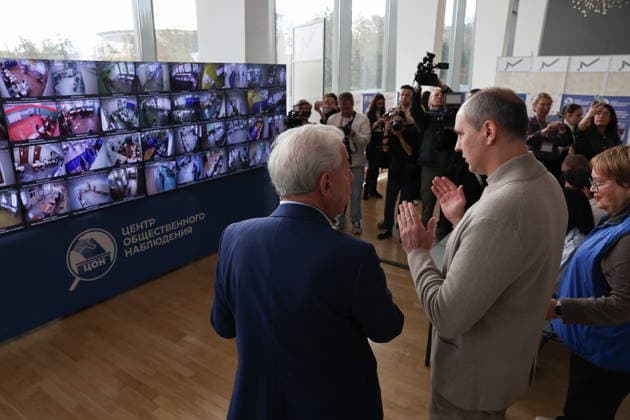 RUSSIA, YEKATERINBURG - SEPTEMBER 20, 2026: Alexander Levin, Chairman of the Civic Chamber, Sverdlovsk Region, and Denis Pasler (L-R), Sverdlovsk Region Governor, visit a public election observation centre during the 2026 Russian legislative election held on September 18 to 20 and including regional parliamentary and local elections as well as the election to the Russian State Duma of the 9th convocation Yekaterinburg Russia  - ZUMAt113 20260920_zaa_t113_188 Copyright: xDonatxSorokinx
