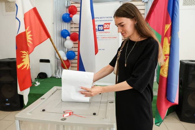 RUSSIA, SOCHI - SEPTEMBER 20, 2026: A woman casts her vote at the Tsentralny Community Centre during the 2026 Russian legislative election held on September 18 to 20 and including regional parliamentary and local elections as well as the election to the Russian State Duma of the 9th convocation Sochi Russia  - ZUMAt113 20260920_zaa_t113_191 Copyright: xDmitryxFeoktistovx