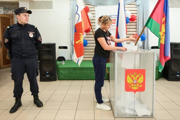 RUSSIA, SOCHI - SEPTEMBER 20, 2026: A woman casts her vote at the Tsentralny Community Centre during the 2026 Russian legislative election held on September 18 to 20 and including regional parliamentary and local elections as well as the election to the Russian State Duma of the 9th convocation Sochi Russia  - ZUMAt113 20260920_zaa_t113_194 Copyright: xDmitryxFeoktistovx