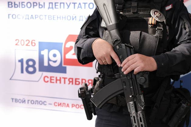 RUSSIA, MOSCOW - SEPTEMBER 20, 2026: A law enforcement officer stands guard at a polling station during the 2026 Russian legislative election held on September 18 to 20 and including regional parliamentary and local elections as well as the election to the Russian State Duma of the 9th convocation Moscow Russia  - ZUMAt113 20260920_zaa_t113_195 Copyright: xValeryxSharifulinx