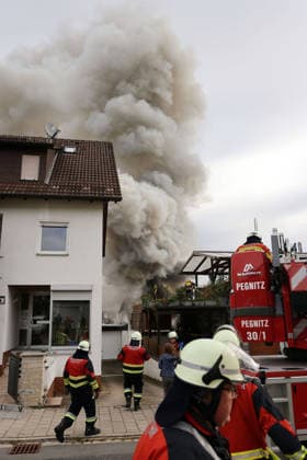 A turntable ladder on Pestalozzistrasse during firefighting operations to extinguish the fire at the former Naturstein Stefan Wormser workshop building, located at the intersection of Pestalozzistrasse and Friedhofsweg in Pegnitz, September 20, 2026, Upper Franconia, Bavaria,