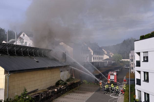 Firefighting operations at the rear of the building at Am Posthalter, the former Naturstein Stefan Wormser workshop building, located at the intersection of Pestalozzistraße and Friedhofsweg in Pegnitz, September 20, 2026, Upper Franconia, Bavaria, Volunteer Fire Department