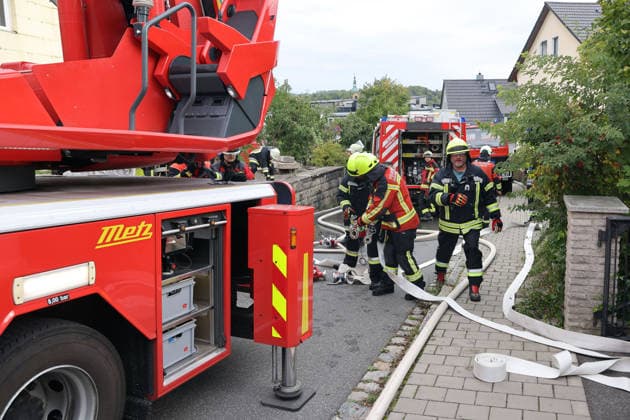 Emergency responders and vehicles on Pestalozzistraße and Friedhofsweg; fire at the former Naturstein Stefan Wormser workshop building, Pestalozzistraße and Friedhofsweg, Pegnitz, September 20, 2026, Upper Franconia, Bavaria,