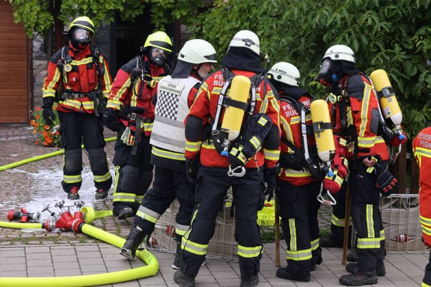 Emergency responders on standby on Friedhofsweg; fire at the former Naturstein Stefan Wormser workshop building, Pestalozzistraße, Friedhofsweg, Pegnitz, September 20, 2026, Upper Franconia, Bavaria,