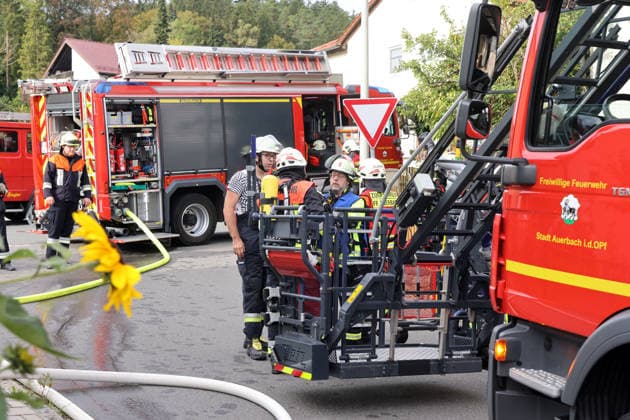 Preparing a turntable ladder on Friedhofsweg to extinguish the fire at the former Naturstein Stefan Wormser workshop building on Pestalozzistraße and Friedhofsweg in Pegnitz, September 20, 2026, Upper Franconia, Bavaria,