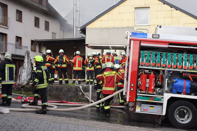 Emergency responders on standby on Friedhofsweg; fire at the former Naturstein Stefan Wormser workshop building, Pestalozzistraße, Friedhofsweg, Pegnitz, September 20, 2026, Upper Franconia, Bavaria,