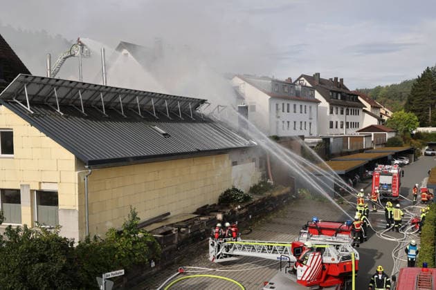 Firefighting efforts at the fire on the rear of the building at Am Posthalter, the former Naturstein Stefan Wormser workshop building, located at the intersection of Pestalozzistraße and Friedhofsweg in Pegnitz, September 20, 2026, Upper Franconia, Bavaria,