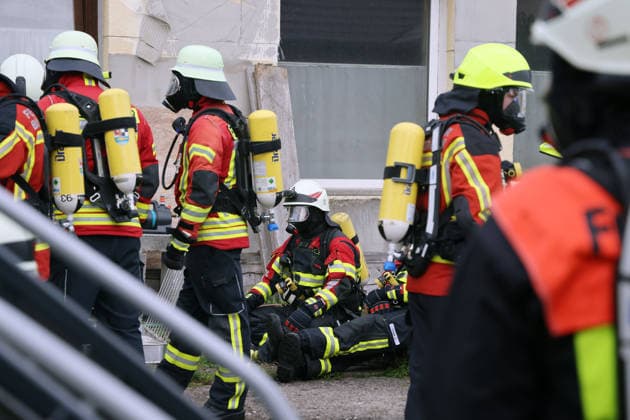 Emergency responders on standby on Friedhofsweg; fire at the former Naturstein Stefan Wormser workshop building, Pestalozzistraße Friedhofsweg, Pegnitz, September 20, 2026, Upper Franconia, Bavaria,