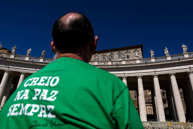 September 20, 2026, Vatican City, ITALIA ROMA: Faithful attend Pope Leo XIV s during the Angelus prayer, traditional Sunday s prayer, from the window of his office overlooking Saint Peter s Square, Vatican City, 20 September 2026. ANSA ANGELO CARCONI Vatican City ITALIA ROMA  - ZUMAa110 20260920_zaf_a110_017 Copyright: xAngeloxCarconix