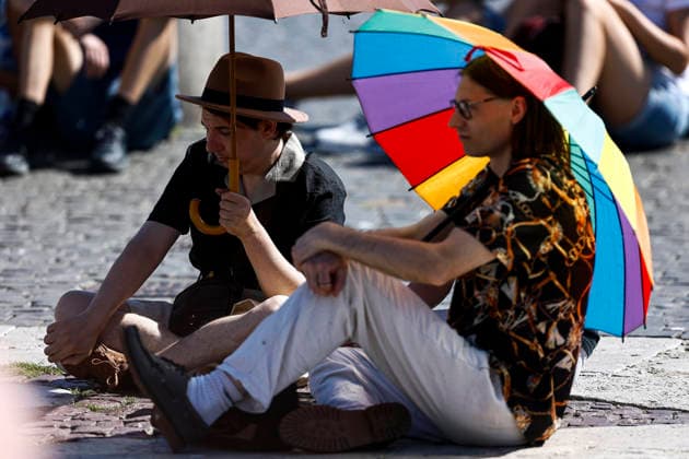 September 20, 2026, Vatican City, ITALIA ROMA: Faithful attend Pope Leo XIV s during the Angelus prayer, traditional Sunday s prayer, from the window of his office overlooking Saint Peter s Square, Vatican City, 20 September 2026. ANSA ANGELO CARCONI Vatican City ITALIA ROMA  - ZUMAa110 20260920_zaf_a110_018 Copyright: xAngeloxCarconix