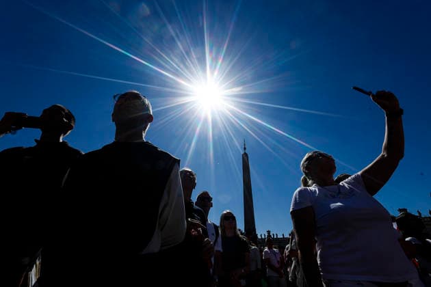 September 20, 2026, Vatican City, ITALIA ROMA: Faithful attend Pope Leo XIV s during the Angelus prayer, traditional Sunday s prayer, from the window of his office overlooking Saint Peter s Square, Vatican City, 20 September 2026. ANSA ANGELO CARCONI Vatican City ITALIA ROMA  - ZUMAa110 20260920_zaf_a110_019 Copyright: xAngeloxCarconix