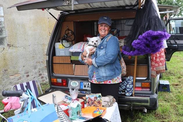 Sunday, September 26, 2020 Heidi Gold sells knick-knacks at the 14th Haffener Deichshow Photo by Sabine Stein, FUNKE Photo Services ** FOR EDITORIAL USE ONLY ** EDITORIAL USE ONLY ** p Sunday, September 26, 2020 Heidi Gold sells knick-knacks at the 14th Haffener Deichshow Photo by Sabine Stein, FUNKE Photo Services p Colorful Emmerich Copyright SabinexStein Copyright: SabinexStein doc87olv1iu1pz1dcccj1hlw ,EDITORIAL USE ONLY Copyright: SabinexStein