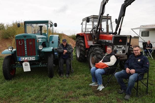 Sunday, September 26, 2014 The 14th Haffener Deichshow drew a large crowd. Pictured here are Herbert van Ackeren with his Hanimay R45 o Copyright: SabinexStein doc87olv3mkkmg1e7lie1fxb ,EDITORIAL USE ONLY Copyright: SabinexStein