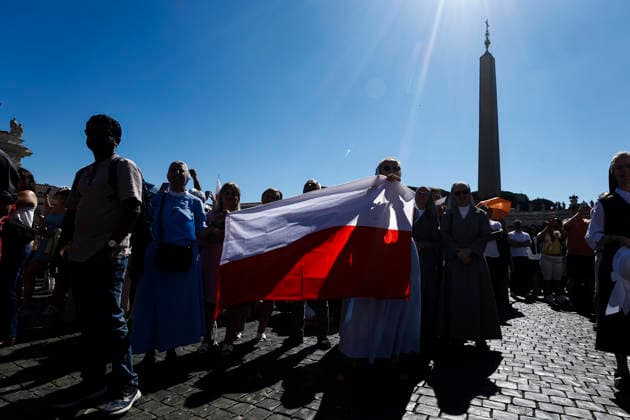 September 20, 2026, Vatican City, ITALIA ROMA: Faithful attend Pope Leo XIV s during the Angelus prayer, traditional Sunday s prayer, from the window of his office overlooking Saint Peter s Square, Vatican City, 20 September 2026. ANSA ANGELO CARCONI. Vatican City ITALIA ROMA  - ZUMAa110 20260920_zaf_a110_020 Copyright: xAngeloxCarconix
