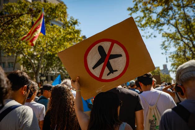 Protest Against the Expansion of Barcelona Airport A large crowd gathers during a protest against the expansion of Barcelona Airport on September 20, 2026, in Barcelona, Catalonia, Spain. A total of 210 social organizations have called for participation in this protest against the expansion of Barcelona Airport under the slogan No to the expansion, not now, not ever. September 20, 2026. Kike Rincó. Barcelona, Catalonia. Barcelona, Catalonia, Spain  Copyright: xKikexRinconx 7787780