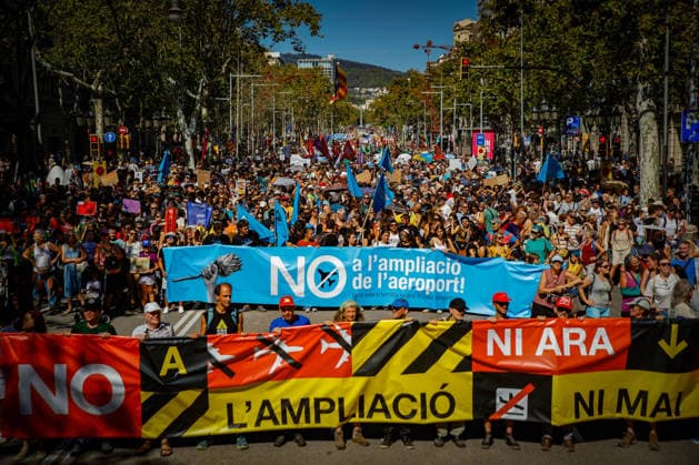 Protest Against the Expansion of Barcelona Airport A large crowd gathers during a protest against the expansion of Barcelona Airport on September 20, 2026, in Barcelona, Catalonia, Spain. A total of 210 social organizations have called for participation in this protest against the expansion of Barcelona Airport under the slogan No to the expansion, not now, not ever. September 20, 2026. Kike Rincó. Barcelona, Catalonia. Barcelona, Catalonia, Spain  Copyright: xKikexRinconx 7787784