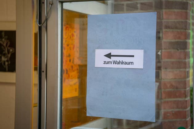 Berlin, Germany, September 20, 2026. Sign pointing to the voting booth with a directional arrow at a polling place for the Berlin House of Representatives election. Polling place, voting booth, signpost, sign, Berlin election, House of Representatives election, 2026 election, voting, going to the polls, Election Sunday, democracy, voters, state politics, politics, stock photo Copyright: xAlonxDavidx