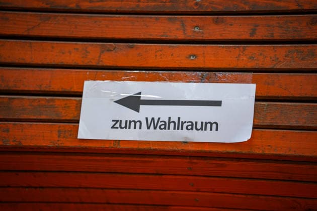 Berlin, Germany, September 20, 2026. Sign pointing to the voting booth with a directional arrow at a polling place for the Berlin House of Representatives election. Polling place, voting booth, signpost, sign, Berlin election, House of Representatives election, 2026 election, voting, going to the polls, Election Sunday, democracy, voters, state politics, politics, stock photo Copyright: xAlonxDavidx