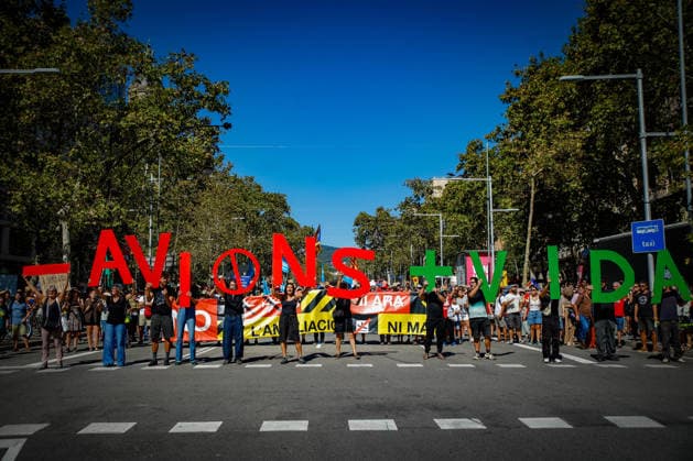 Protest Against the Expansion of Barcelona Airport A large crowd gathers during a protest against the expansion of Barcelona Airport on September 20, 2026, in Barcelona, Catalonia, Spain. A total of 210 social organizations have called for participation in this protest against the expansion of Barcelona Airport under the slogan No to the expansion, not now, not ever. September 20, 2026. Kike Rincó. Barcelona, Catalonia. Barcelona, Catalonia, Spain  Copyright: xKikexRinconx 7787788