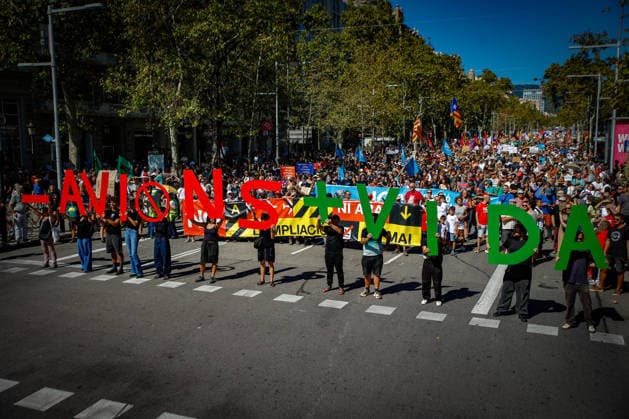 Protest Against the Expansion of Barcelona Airport A large crowd gathers during a protest against the expansion of Barcelona Airport on September 20, 2026, in Barcelona, Catalonia, Spain. A total of 210 social organizations have called for participation in this protest against the expansion of Barcelona Airport under the slogan No to the expansion, not now, not ever. September 20, 2026. Kike Rincó. Barcelona, Catalonia. Barcelona, Catalonia, Spain  Copyright: xKikexRinconx 7787789