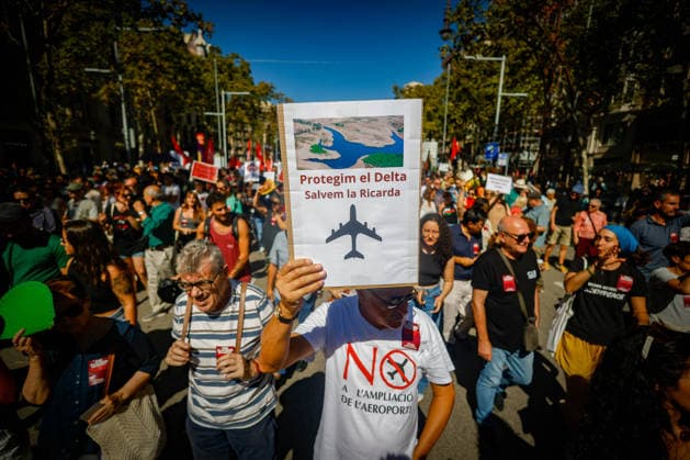 Protest Against the Expansion of Barcelona Airport A large crowd gathers during a protest against the expansion of Barcelona Airport on September 20, 2026, in Barcelona, Catalonia, Spain. A total of 210 social organizations have called for participation in this protest against the expansion of Barcelona Airport under the slogan No to the expansion, not now, not ever. September 20, 2026. Kike Rincó. Barcelona, Catalonia. Barcelona, Catalonia, Spain  Copyright: xKikexRinconx 7787795
