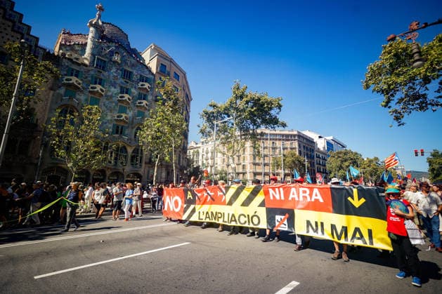 Protest Against the Expansion of Barcelona Airport: A large crowd gathers during a protest against the expansion of Barcelona Airport on September 20, 2026, in Barcelona, Catalonia, Spain. A total of 210 social organizations have called for participation in this protest against the expansion of Barcelona Airport under the slogan No to the expansion, not now, not ever. September 20, 2026. Kike Rincó. Barcelona, Catalonia. Barcelona, Catalonia, Spain  Copyright: xKikexRinconx 7787779