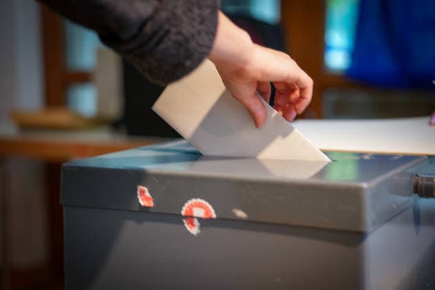 Berlin, Germany, September 20, 2026: A voter casts his ballot into a ballot box during the election for the Berlin House of Representatives. Voting, ballot box, ballot, voter, hand, polling place, Berlin election, House of Representatives election, 2026 election, Election Sunday, voting, secret ballot, democracy, civil rights, state politics, politics, close-up, symbolic photo Copyright: xAlonxDavidx