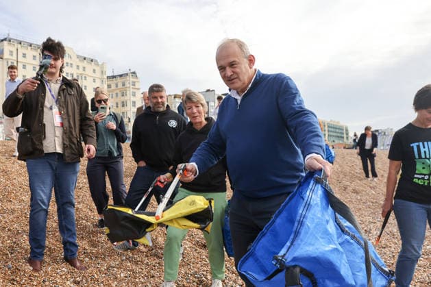 September 20, 2026, Brighton, East Sussex, UK: Brighton, UK. Liberal Democrat leader Sir Ed Davey and Liberal Democrat MPs join Surfers Against Sewage, the Marine Conservation Society, Rewilding Britain and Paddle UK for a Brighton beach clean and comb on day two of the partyÃ¢â‚¬â ¢s autumn conference at the Brighton Centre. Brighton UK  - ZUMAl94_ 20260920_zaf_l94_009 Copyright: xDinendraxHariax