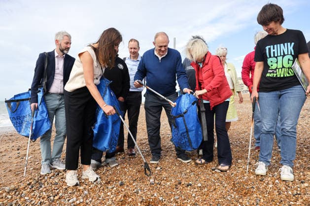 September 20, 2026, Brighton, East Sussex, UK: Brighton, UK. Liberal Democrat leader Sir Ed Davey and Liberal Democrat MPs join Surfers Against Sewage, the Marine Conservation Society, Rewilding Britain and Paddle UK for a Brighton beach clean and comb on day two of the partyÃ¢â‚¬â ¢s autumn conference at the Brighton Centre. Brighton UK  - ZUMAl94_ 20260920_zaf_l94_013 Copyright: xDinendraxHariax