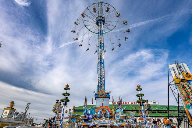 Tens of thousands of visitors celebrate Oktoberfest on the first day of the Wiesn in 2026 in Munich. Scenes from the Wiesn 2026. Amusement rides. Munich. Theresienwiese. Bavaria. Germany