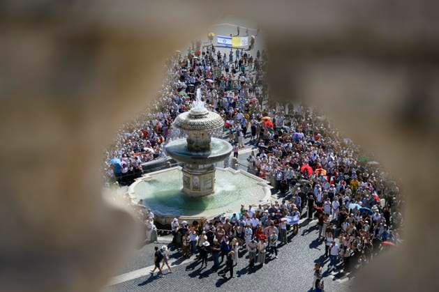 POPE LEO XIV DURING HIS ANGELUS PRAYER Italy, Rome, Vatican, 2026 9 20 Pope Leo XIV addresses the crowd from the window of the apostolic palace overlooking St Peter s Square during his Sunday Angelus prayer at the Vatican . EDITORIAL USE ONLY - NO BOOKS Copyright: xVATICANxMEDIA xCatholicxPressxPhotox