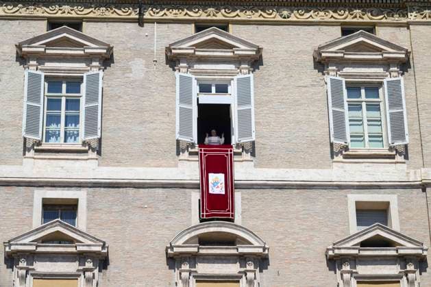 POPE LEO XIV DURING HIS ANGELUS PRAYER Italy, Rome, Vatican, 2026 9 20 Pope Leo XIV addresses the crowd from the window of the apostolic palace overlooking St Peter s Square during his Sunday Angelus prayer at the Vatican . EDITORIAL USE ONLY - NO BOOKS Copyright: xVATICANxMEDIA xCatholicxPressxPhotox