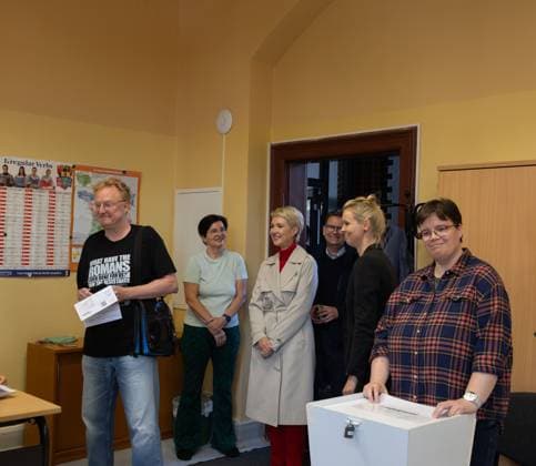 Manuela Schwesig votes in Mecklenburg-Vorpommern state election SCHWERIN, GERMANY, SEPTEMBER 20, 2026: Mecklenburg-Vorpommern Minister-President Manuela Schwesig of the Social Democratic Party (SPD) arrives with her husband, Stefan Schwesig, to cast her ballot at a polling station in Schwerin during the Mecklenburg-Vorpommern state election. Voters across the state are electing members of the regional parliament on Sunday. Schwerin Germany Copyright: x xSomayaxAbdelrahmanx xJNAxPressx
