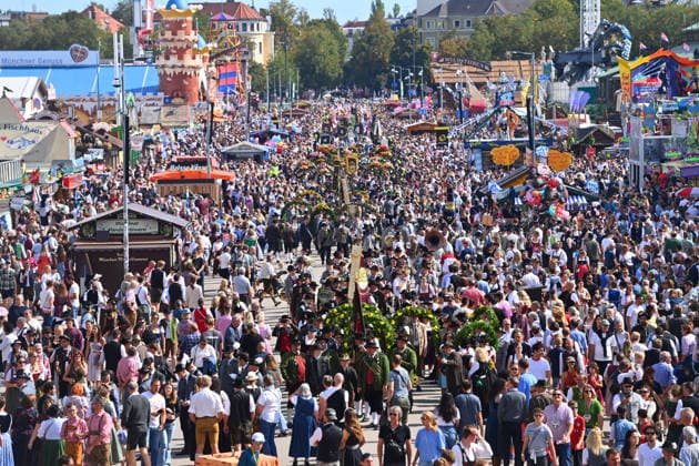 Crowds at lunchtime, visitors, a rush of visitors on the first Oktoberfest weekend on September 20, 2026, during the 191st Oktoberfest, held from September 19 to October 4, 2026, at the Theresienwiese in Munich