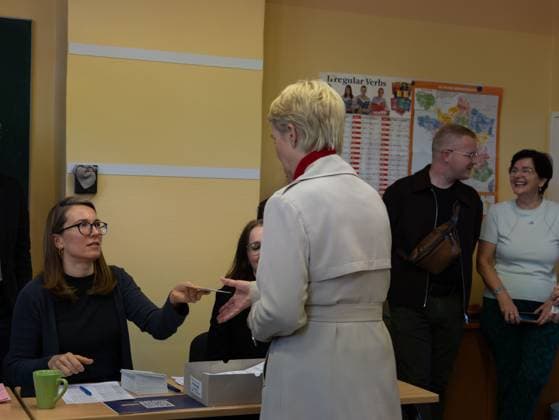 September 20, 2026, Schwerin, Germany: SCHWERIN, GERMANY, SEPTEMBER 20, 2026: Mecklenburg-Vorpommern Minister-President Manuela Schwesig of the Social Democratic Party (SPD) arrives with her husband, Stefan Schwesig, to cast her ballot at a polling station in Schwerin during the Mecklenburg-Vorpommern state election. Voters across the state are electing members of the regional parliament on Sunday. Schwerin Germany - ZUMAq101 20260920_zna_q101_035 Copyright: xSomayaxAbdelrahmanx