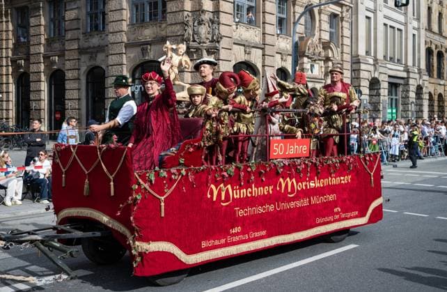 (260920) -- MUNICH, Sept. 20, 2026 -- People participate in the Oktoberfest parade in Munich, Germany, Sept. 20, 2026. The 191st Oktoberfest, one of the largest folk festivals in Germany, opened on Saturday in Munich, and will last until Oct. 4. ) GERMANY-MUNICH-OKTOBERFEST-PARADE ZhangxHaofu 