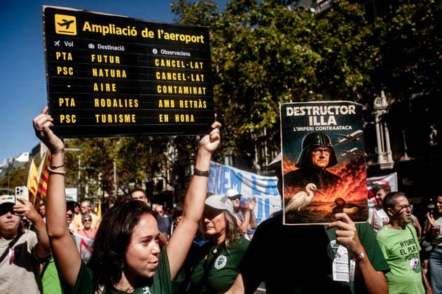 September 20, 2026, Barcelona, Spain: People hold banners and placards as they gather to protest against plans by the Catalan government to expand the region s main airport in Barcelona. The proposed expansion, including a 500 metre extension of the airport s sea runway, has drawn opposition from environmental and civic groups concerned about emissions, protected wetlands and increased tourism in Barcelona and Catalonia. Barcelona Spain  - ZUMAb137 20260920_fap_b137_004 Copyright: xJordixBoixareux