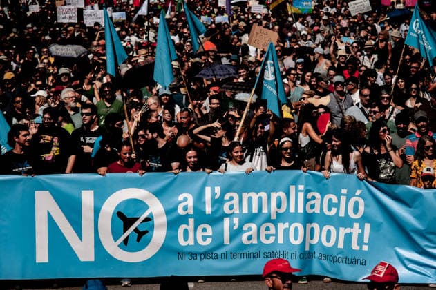 September 20, 2026, Barcelona, Spain: People hold banners and placards as they gather to protest against plans by the Catalan government to expand the region s main airport in Barcelona. The proposed expansion, including a 500 metre extension of the airport s sea runway, has drawn opposition from environmental and civic groups concerned about emissions, protected wetlands and increased tourism in Barcelona and Catalonia. Barcelona Spain  - ZUMAb137 20260920_fap_b137_005 Copyright: xJordixBoixareux