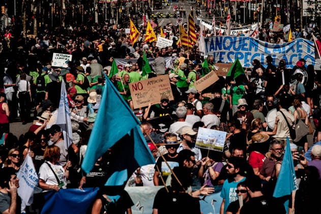 September 20, 2026, Barcelona, Spain: People hold banners and placards as they gather to protest against plans by the Catalan government to expand the region s main airport in Barcelona. The proposed expansion, including a 500 metre extension of the airport s sea runway, has drawn opposition from environmental and civic groups concerned about emissions, protected wetlands and increased tourism in Barcelona and Catalonia. Barcelona Spain  - ZUMAb137 20260920_fap_b137_006 Copyright: xJordixBoixareux