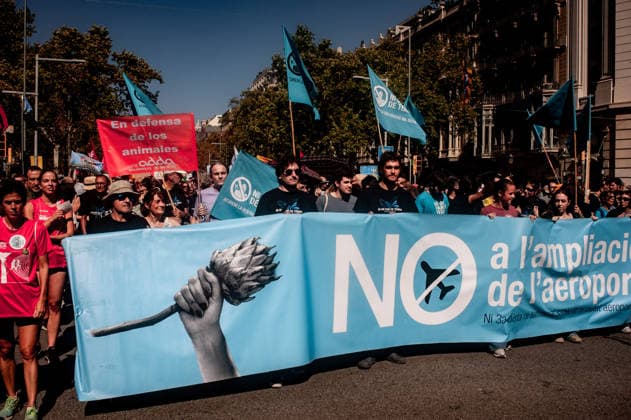 September 20, 2026, Barcelona, Spain: People hold banners and placards as they gather to protest against plans by the Catalan government to expand the region s main airport in Barcelona. The proposed expansion, including a 500 metre extension of the airport s sea runway, has drawn opposition from environmental and civic groups concerned about emissions, protected wetlands and increased tourism in Barcelona and Catalonia. Barcelona Spain - ZUMAb137 20260920_fap_b137_007 Copyright: xJordixBoixareux