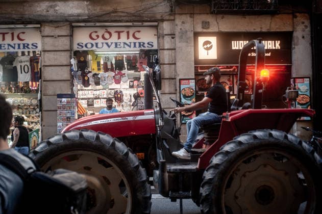 September 20, 2026, Barcelona, Spain: A farmer drives a tractor as he takes part in a demonstration in Barcelona, protesting against plans by the Catalan government to expand the region s main airport. The proposed expansion, including a 500 metre extension of the airport s sea runway, has drawn opposition from environmental and civic groups concerned about emissions, protected wetlands and increased tourism in Barcelona and Catalonia. Barcelona Spain - ZUMAb137 20260920_fap_b137_008 Copyright: xJordixBoixareux