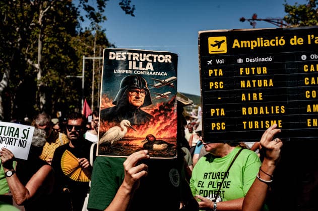 September 20, 2026, Barcelona, Spain: People hold banners and placards as they gather to protest against plans by the Catalan government to expand the region s main airport in Barcelona. The proposed expansion, including a 500 metre extension of the airport s sea runway, has drawn opposition from environmental and civic groups concerned about emissions, protected wetlands and increased tourism in Barcelona and Catalonia. Barcelona Spain  - ZUMAb137 20260920_fap_b137_009 Copyright: xJordixBoixareux